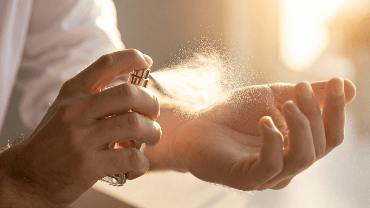 أخطاء شائعة تفاقم مشكلة الإفراط في استخدام العطور