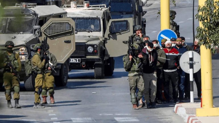 الاحتلال يعتقل خمسة فلسطينيين خلال اقتحام قرية مادما جنوب نابلس