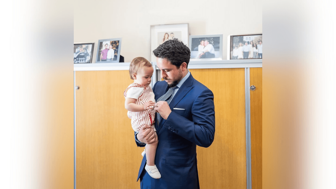 صورة جديدة تجمع ولي العهد بطفلته الأميرة إيمان في مكاتب الحسينية