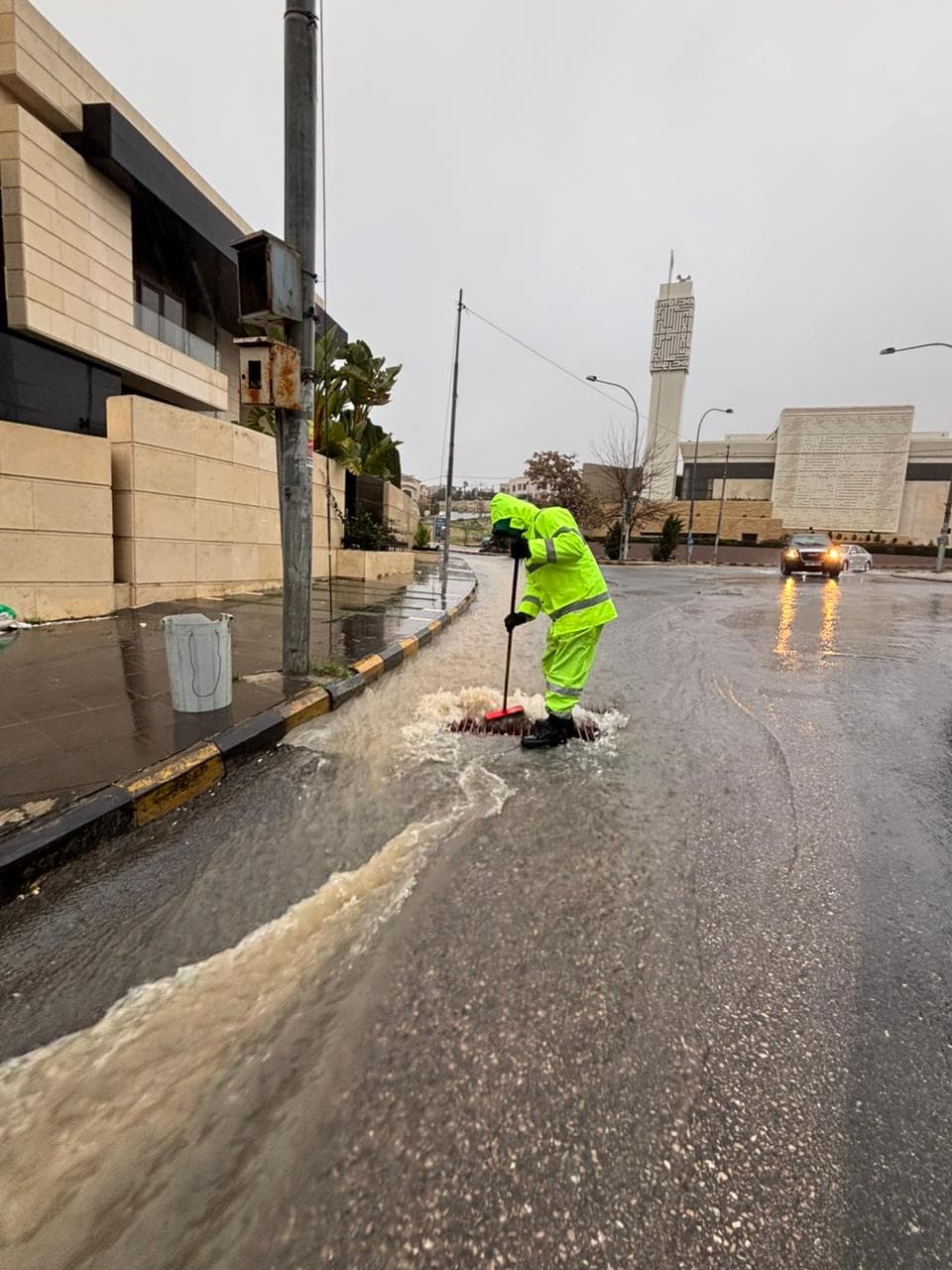 أمانة عمّان: الحركة المرورية سالكة بعد تعامل كوادرنا مع ارتفاع منسوب المياه في عدة مواقع