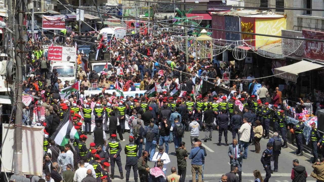 الأردنيون يشاركون بمسيرة حاشدة في وسط البلد دعماً لموقف الأردن والملك الثابت تجاه القضية الفلسطينية