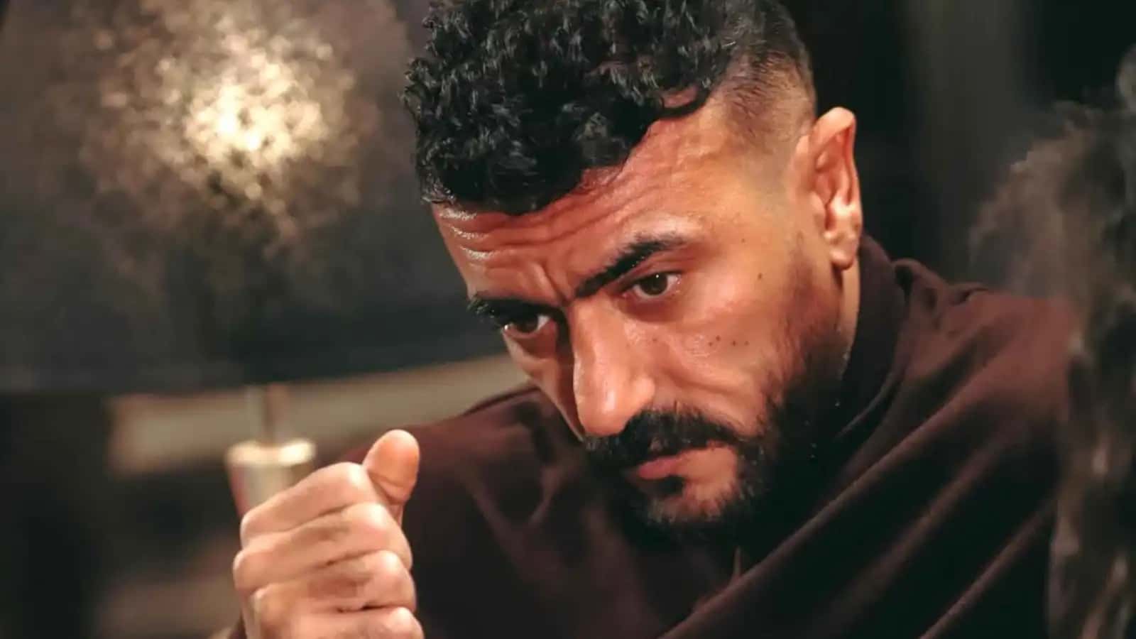 قال مصدر إن أحمد العوضي لا يزال يخوض تدريبات بدنية شاقة لتصوير مشاهده