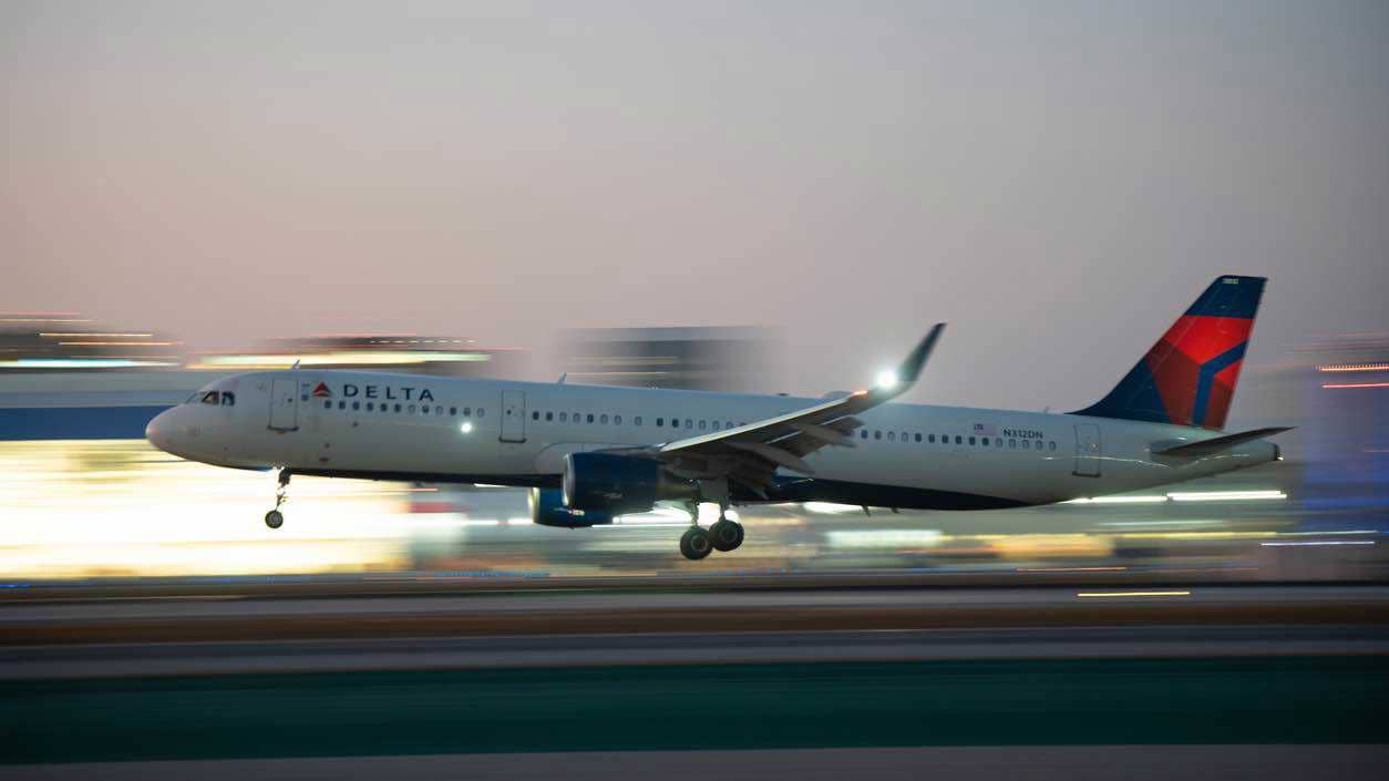 رائحة غريبة تُجبر طائرة على الهبوط الاضطراري