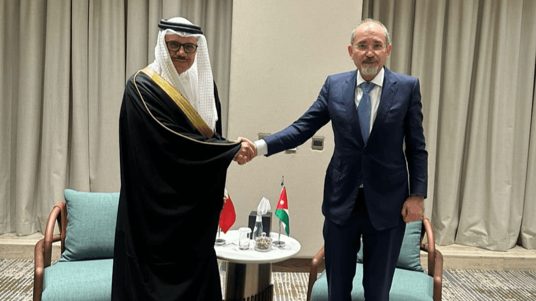 الصفدي ونظيره البحريني يبحثان التطورات الإقليمية