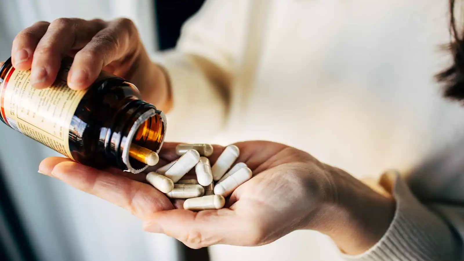 مكملات غذائية شائعة قد تضر الدماغ بدلًا من حمايته