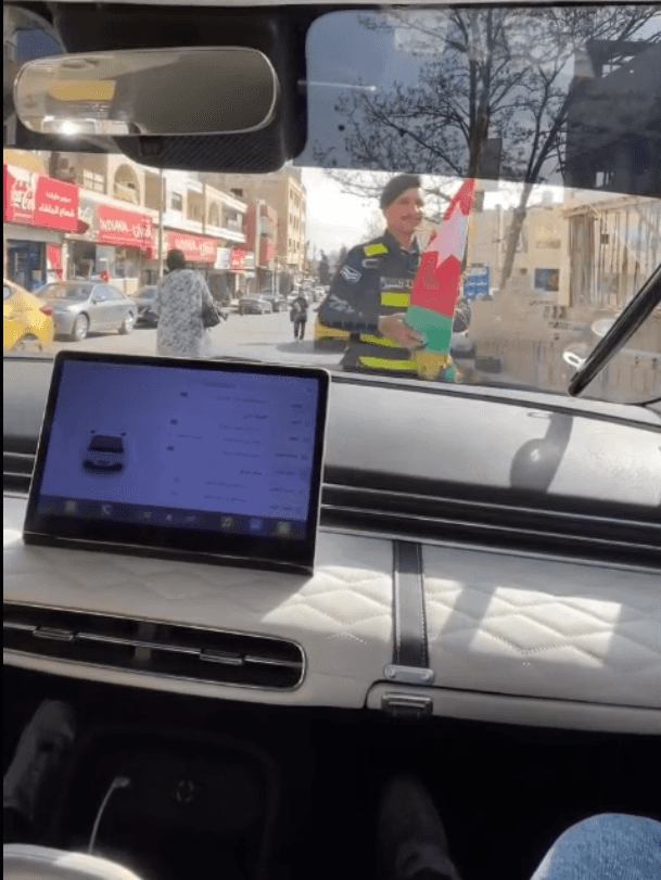 رقيب سير يأبى الا وان يرفرف العلم الاردني