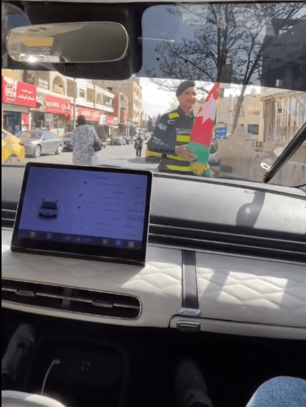 رقيب سير يأبى الا وان يرفرف العلم الاردني