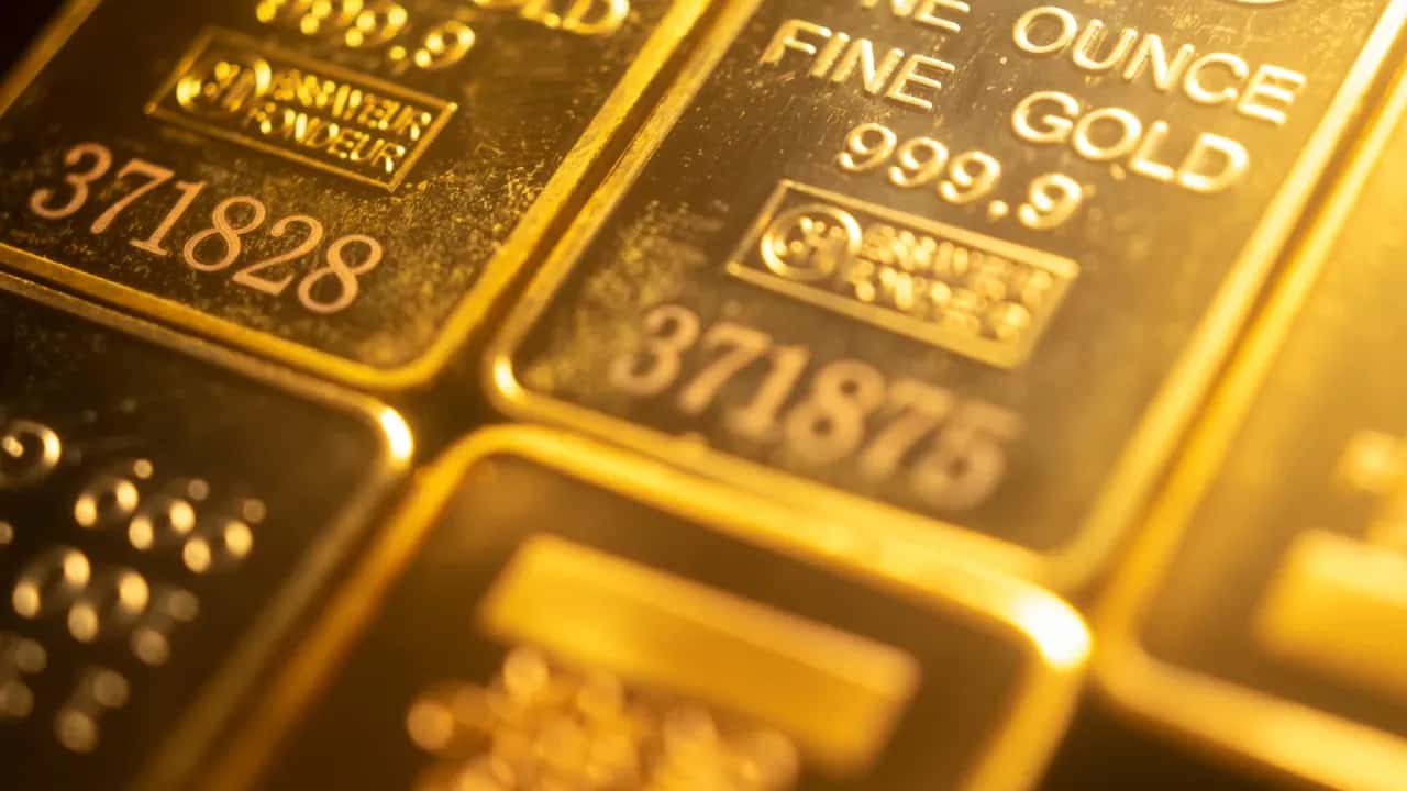 تراجعت أسعار الذهب في بداية التعاملات الآسيوية الجمعة بعد انخفاضها بأك
