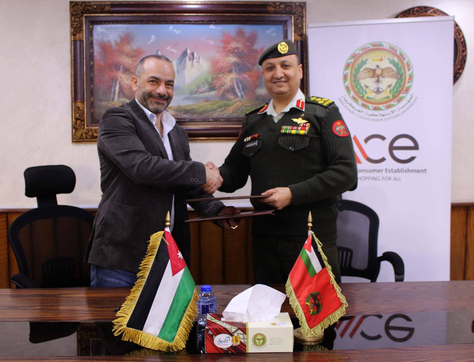 المؤسسة الاستهلاكية العسكرية توقع اتفاقية إعلامية لبرنامج "بصوتك مع عامر الرجوب"