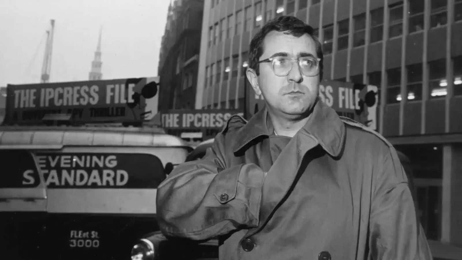 توفي الكاتب غزير الإنتاج لين ديتون، الذي تصدرت رواياته الجاسوسية المش