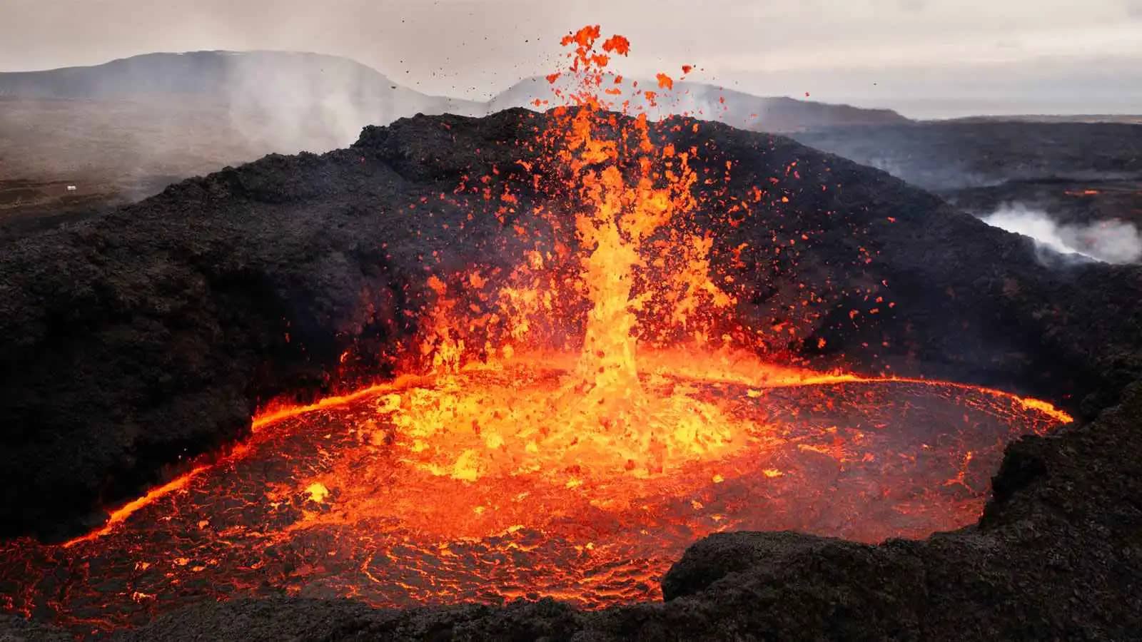 سياح ينجون من انفجار بركان مفاجئ بالقرب منهم