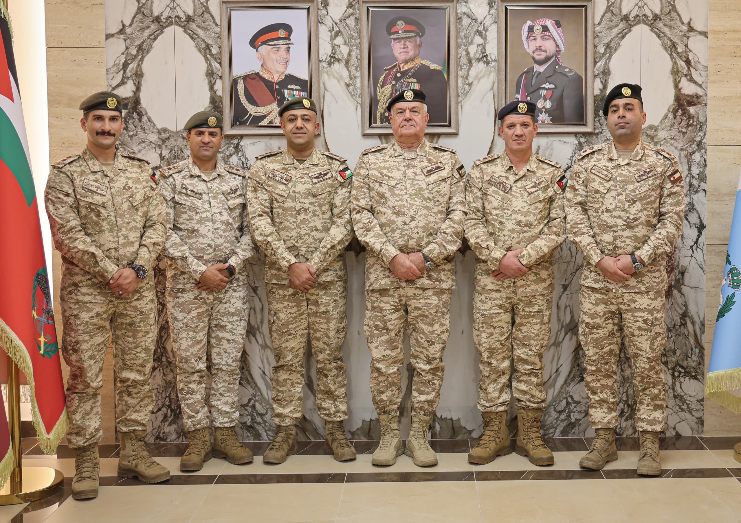 مندوباً عن الملك... رئيس هيئة الأركان المشتركة يُكرّم عدداً من الضباط بهدايا ملكية