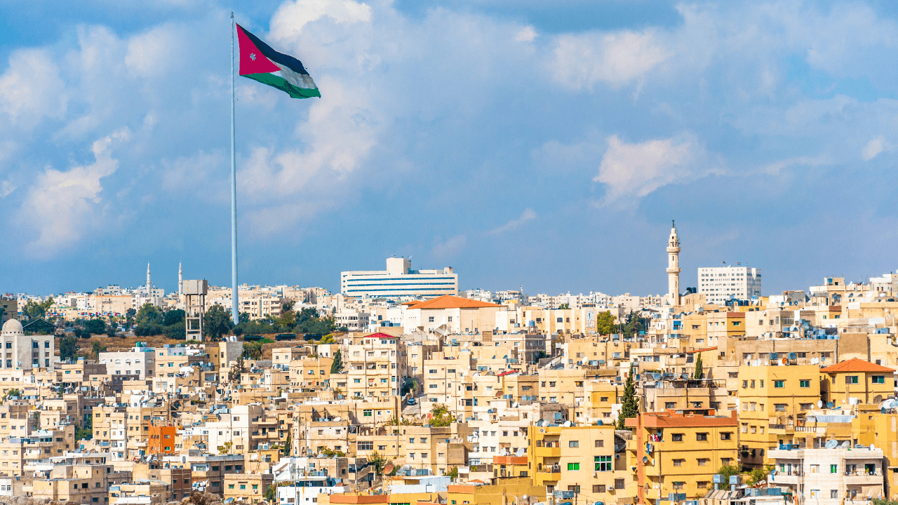 طقس حار الخميس مع أمطارٍ رعدية الجمعة