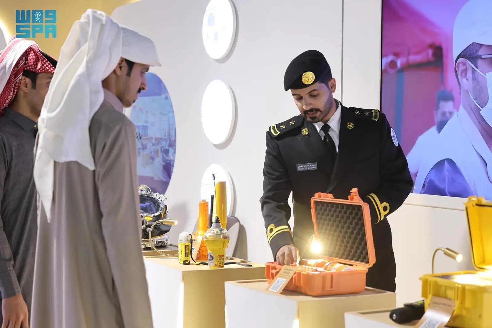 حرس الحدود السعودي يستعرض أجهزة السلامة البحرية لزوّار واحة الأمن في مهرجان الإبل