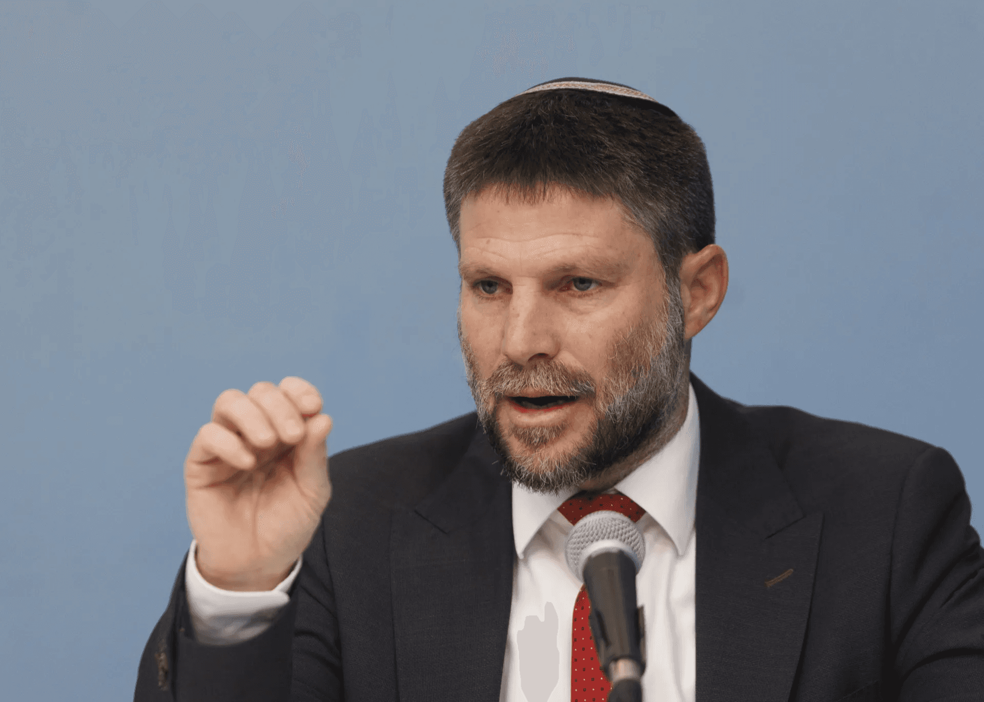 سموتريتش يعلن تلقيه إخطاراً بمذكرة توقيف دولية ويصفها بـ”إعلان حرب”