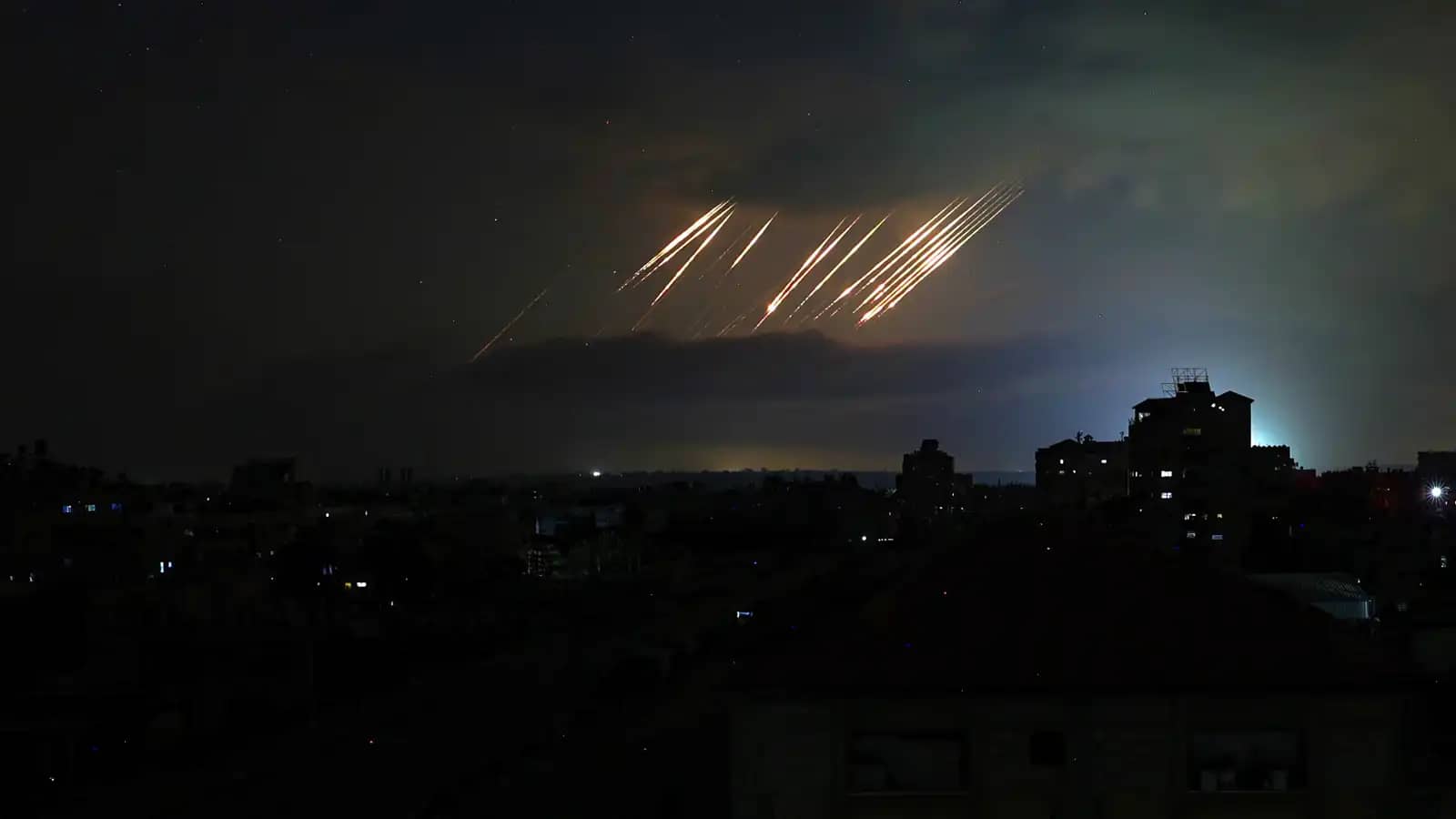 إعلام عبري: إصابة 7 أشخاص جراء سقوط صاروخ عنقودي في تل أبيب