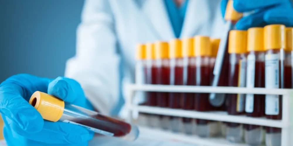 بعد 35 سنة.. شابة تعثر على أختها التوأم بعد خطأ في "التبديل"