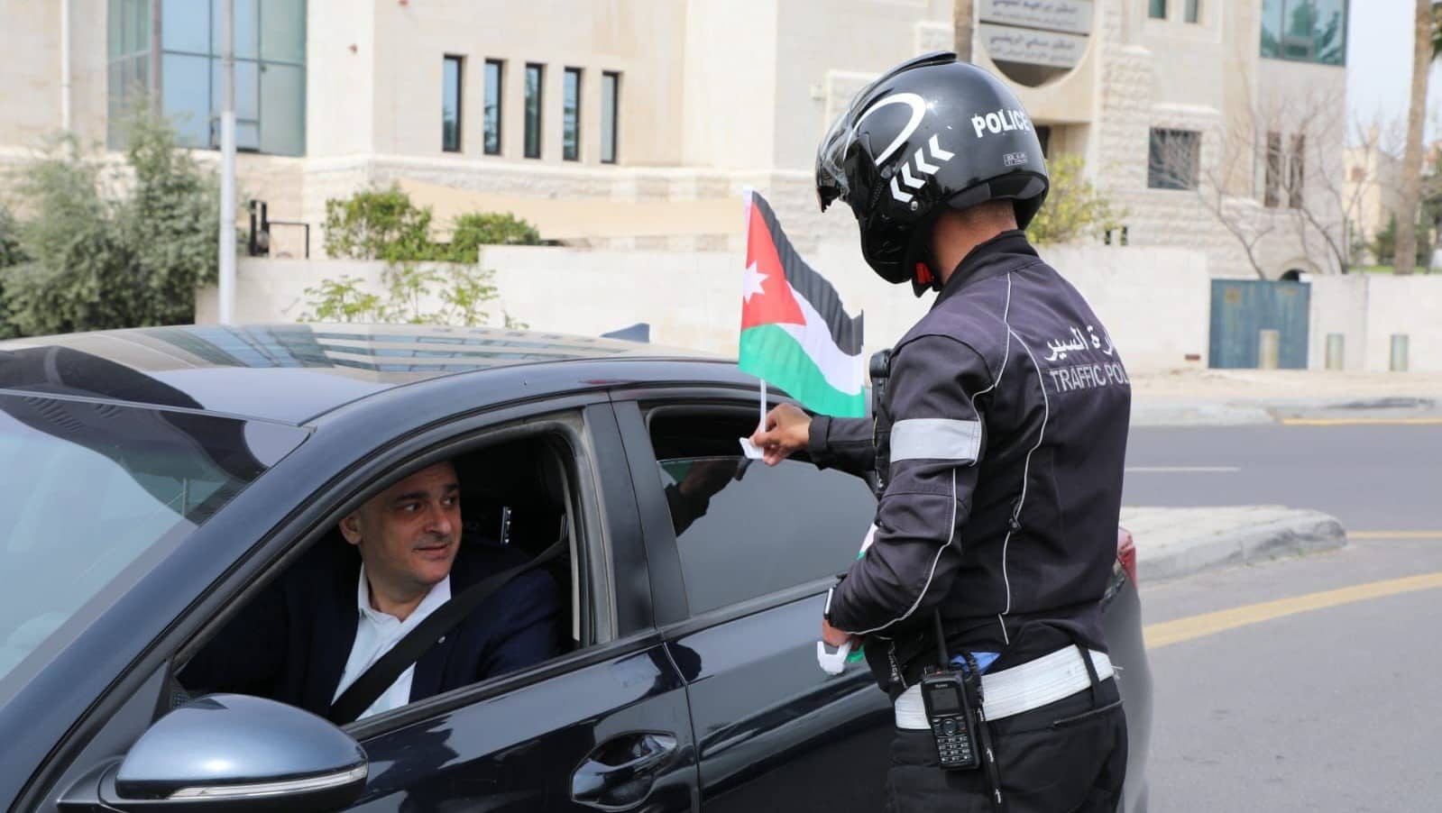 الأمن العام يزين مركبات المواطنين بالعلم الأردني احتفاءً بـ يوم العلم