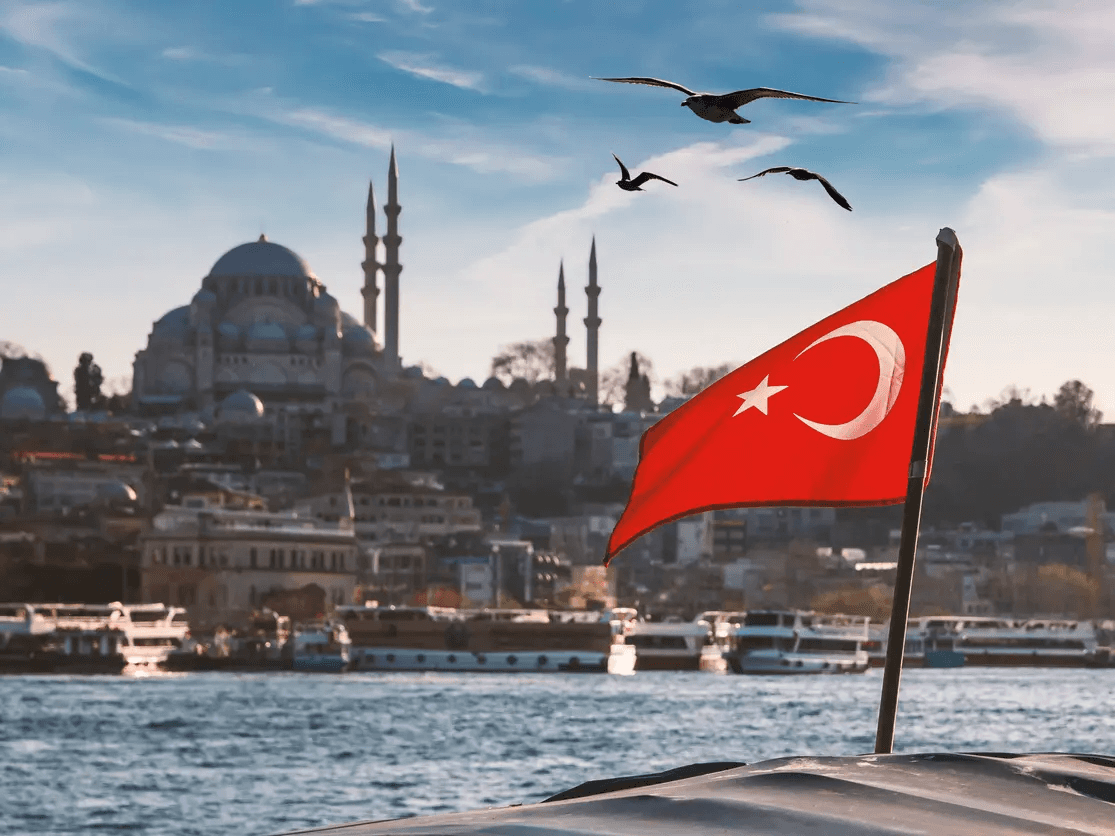 نقل 28 سائحاً للمستشفى إثر اشتباه بتسمم في تركيا