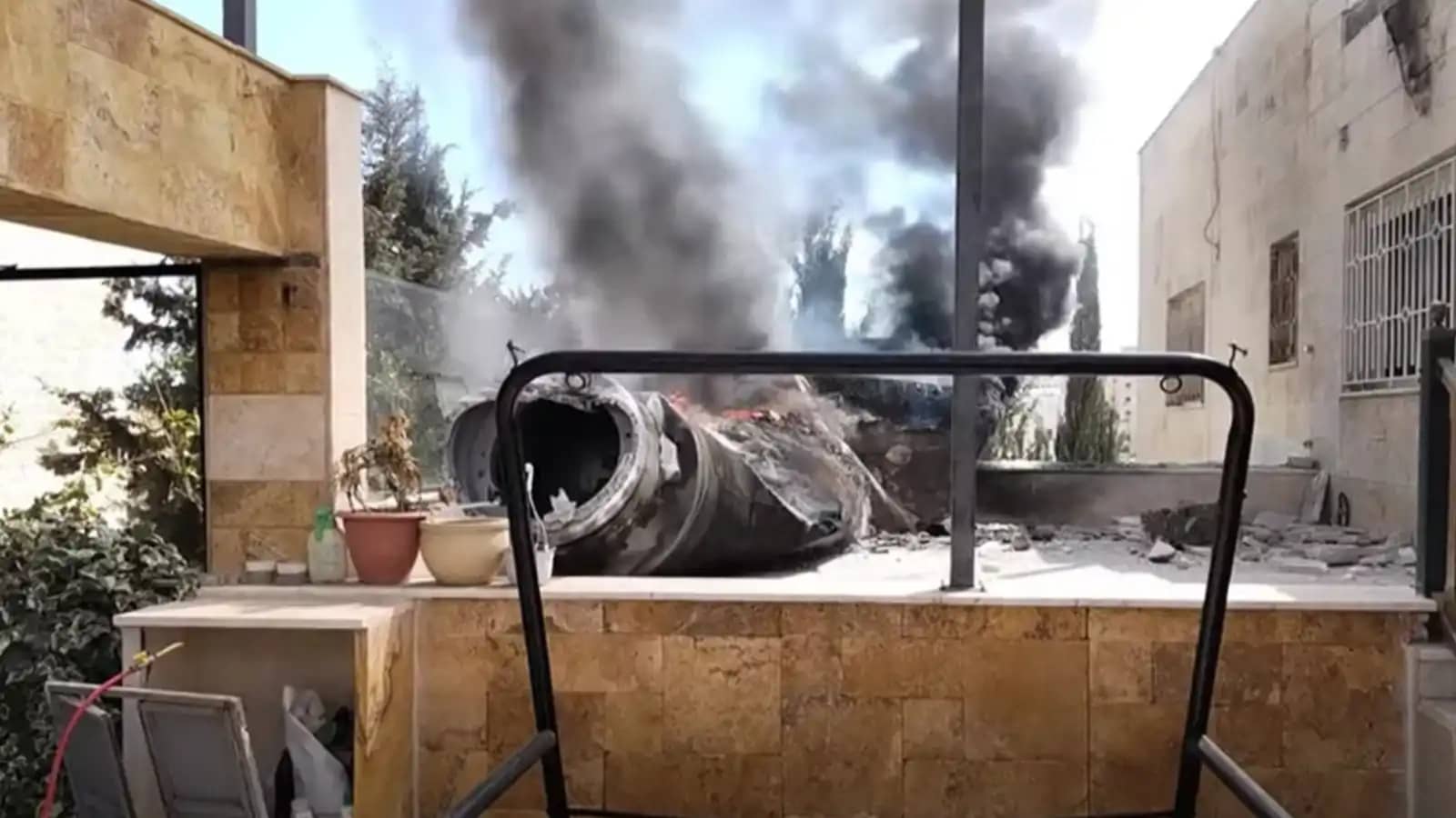 "الأمن العام": التعامل مع 101 بلاغا عن سقوط شظايا وأجسام في معظم محافظات المملكة دون إصابات