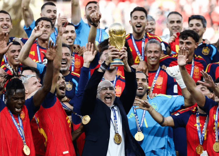من مدربٍ مجهول إلى بطل العالم.. كيف صنع دي لا فوينتي مجد إسبانيا؟