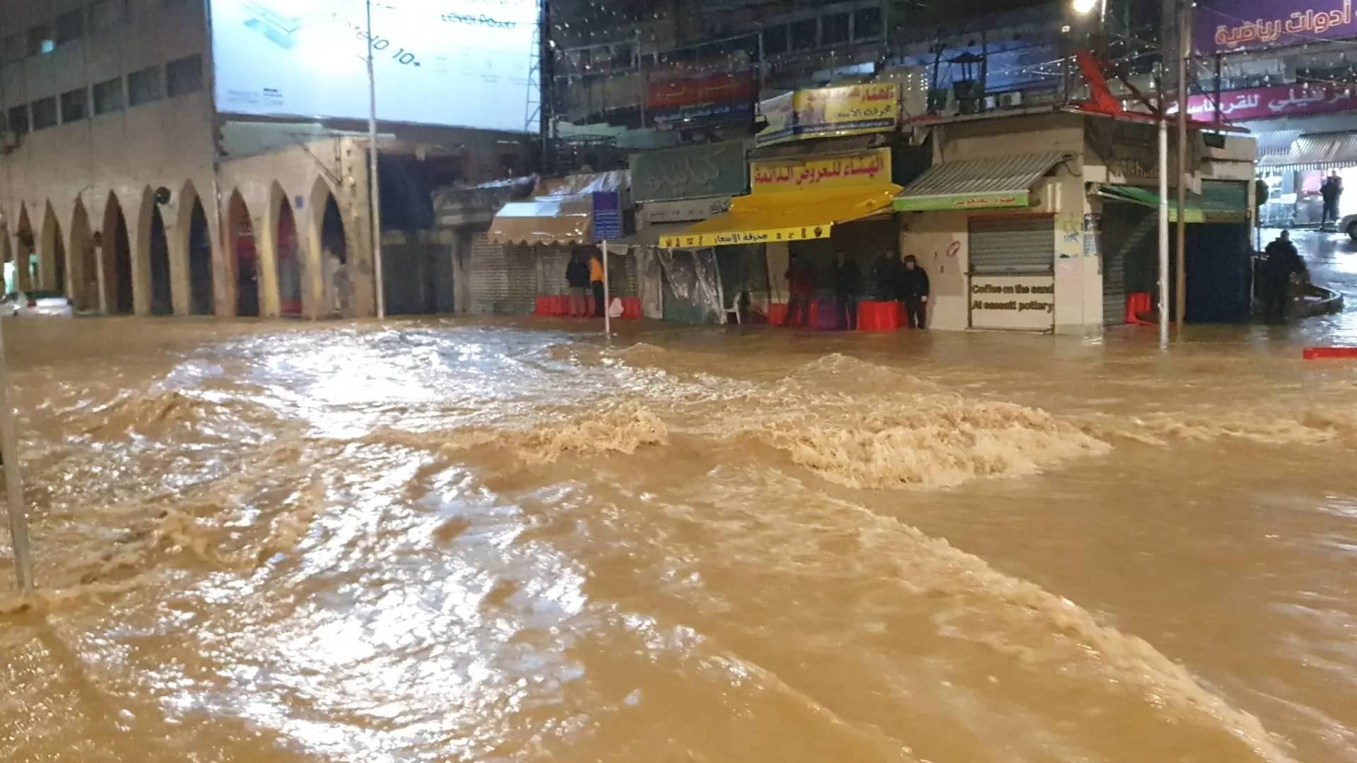 الأمطار في الكرك.. "سيول تتشكل" وضعف كفاءة العبارات