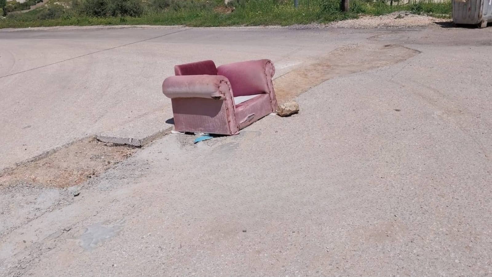 بلدية إربد توضح لـ "الدار" بشأن "الكنبة التحذيرية"