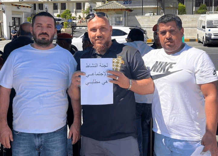 موظفو "الاستهلاكية المدنية" يعتصمون أمام مجلس النواب للمطالبة بحماية حقوقهم المالية - فيديو