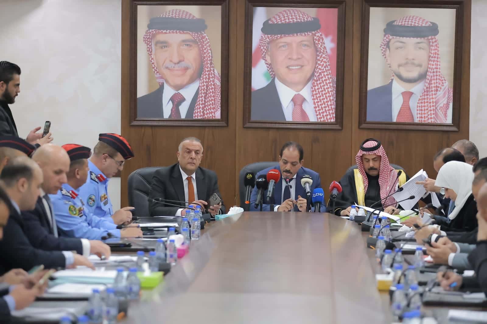 شرعت اللجنة النيابية المشتركة ( القانونية والخدمات العامة والنقل) ، خل