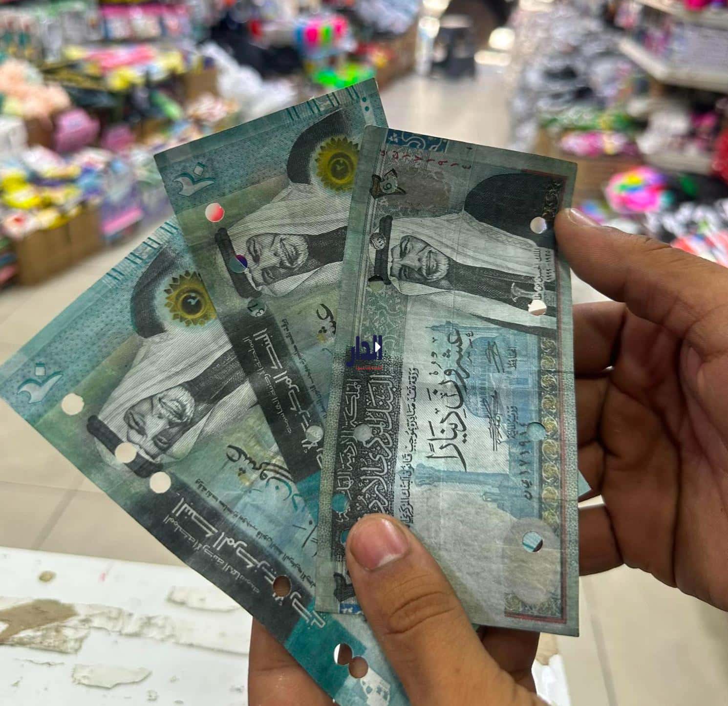 الدار - خاص - فوجئ صاحب محل تجاري عاهد السوالقة في مدينة العقبة بوجود