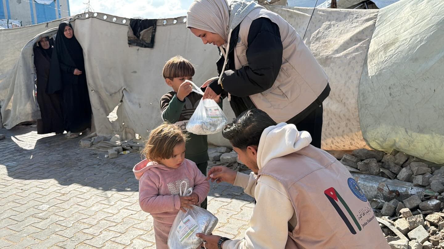 "الخيرية الأردنية الهاشمية" توزع وجبات ساخنة على النازحين والمرضى في غزة