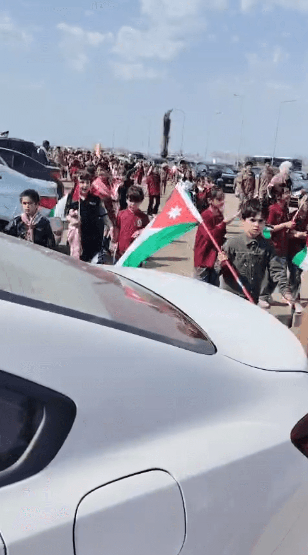 مسيرة طلابية في العقبة بمناسبة يوم العلم