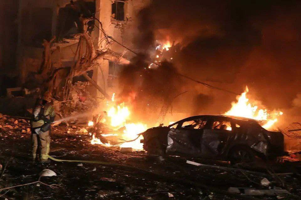 مصادر عبرية: انفجارات ضخمة تهز "تل أبيب" إثر سقوط صواريخ إيرانية