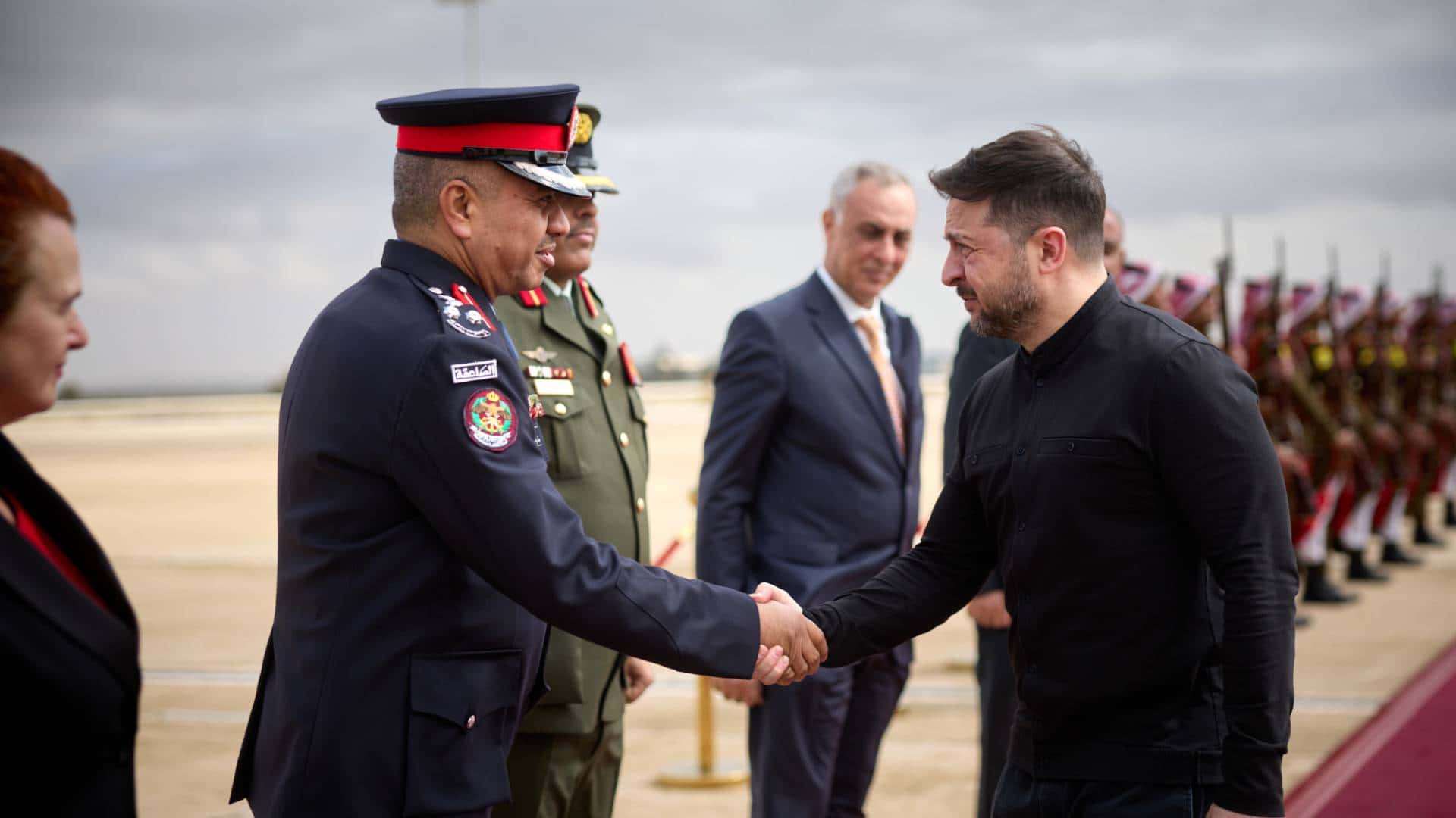 الدار - غادر الرئيس الأوكراني فولوديمير زيلينسكي عمان، اليوم الأحد، بع