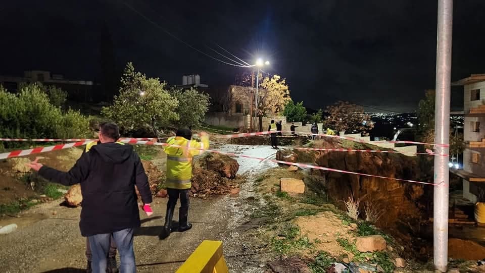 إغلاق الطريق الواصل بين منطقة النبي هود وجبل العتمات مؤقتًا