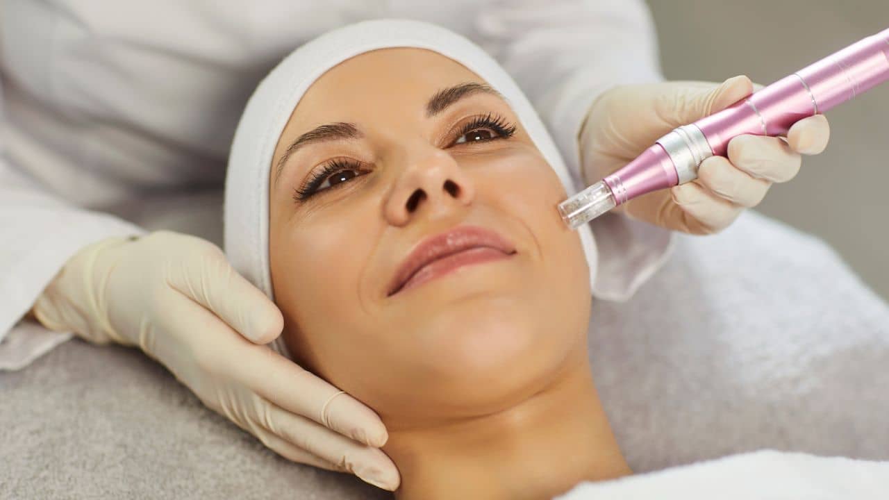 تحذيرات من المعلومات غير العلمية على منصات التواصل حول البشرة