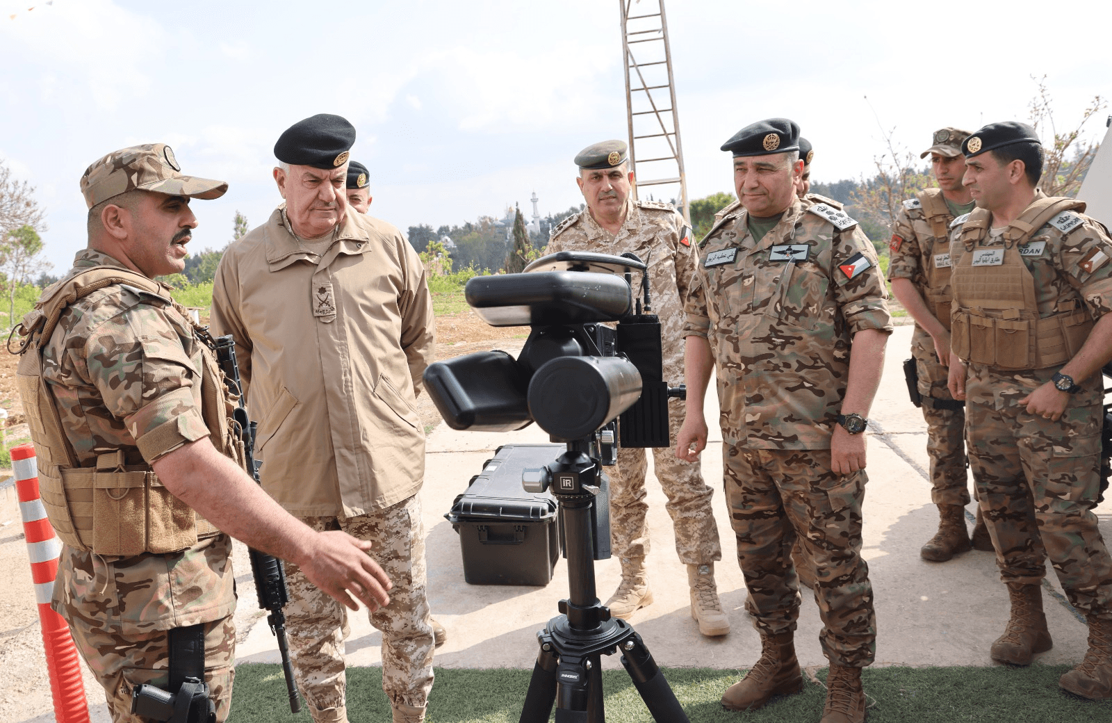 الدار - زار رئيس هيئة الأركان المشتركة اللواء الركن يوسف أحمد الحنيطي،