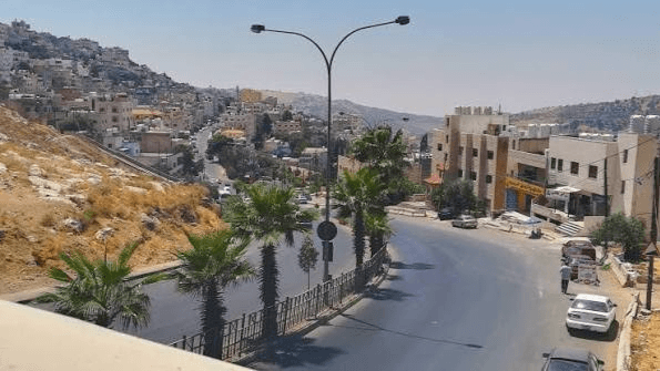 بلدية السلط تدعو المواطنين لإزالة مركباتهم من عدد من الشوارع