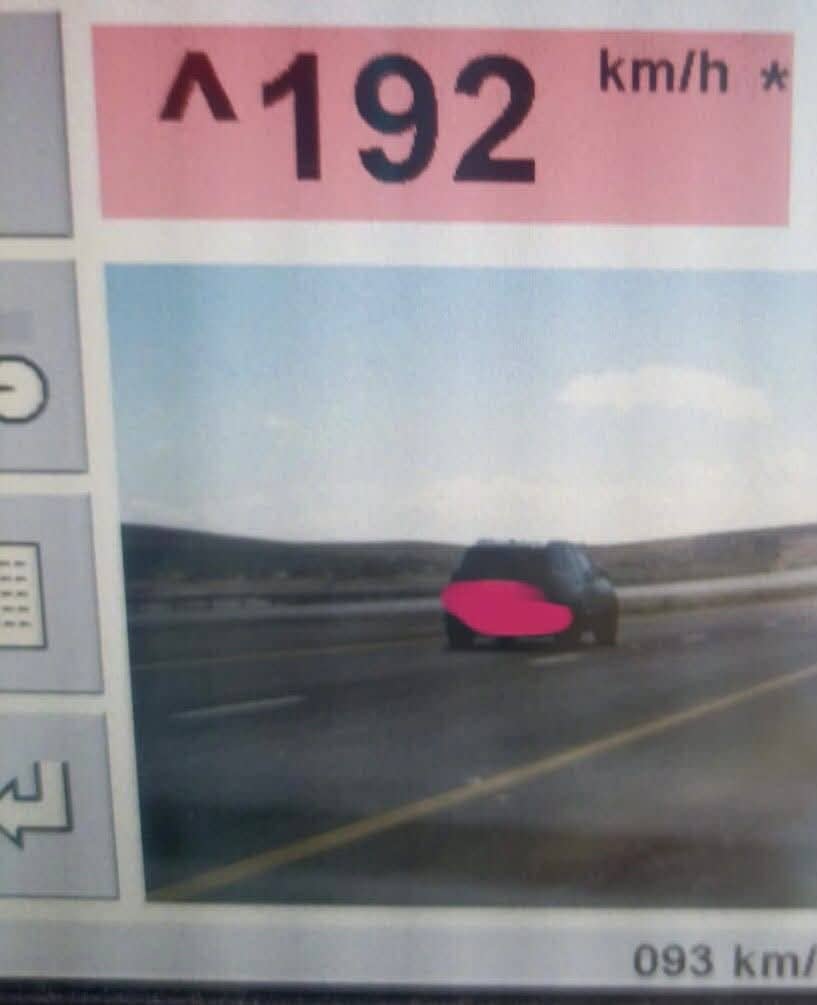 سرعات جنونية على الطريق الصحراوي.. ضبط مركبتين تتجاوزان 200 كم/س رغم التحذيرات