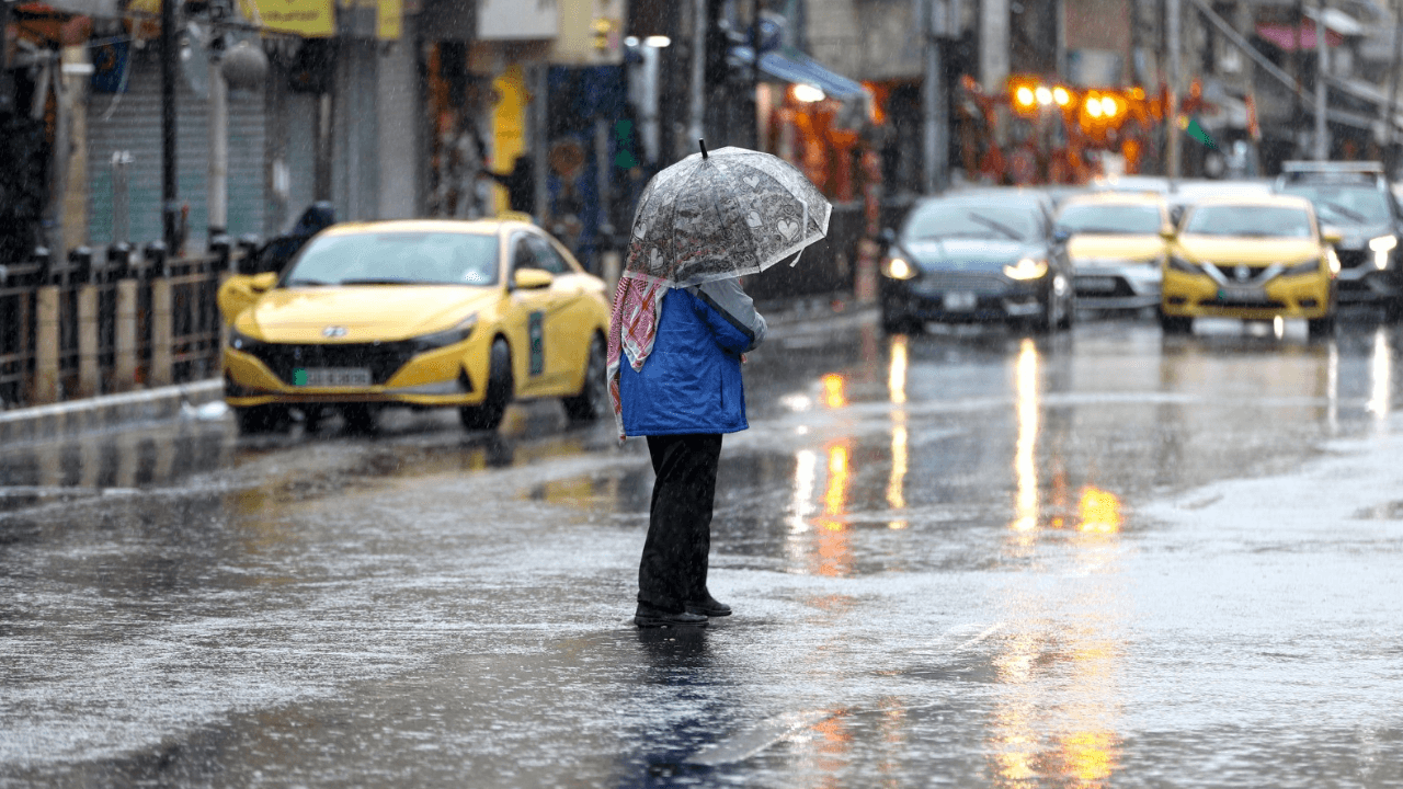 منخفض جوي يطرق الأبواب.. أمطار وبرودة نسبية بأغلب مناطق الأردن الاثنين