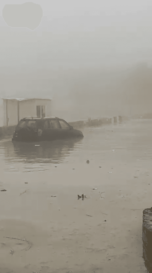 غرق مركبات أمام محكمة غرب عمان