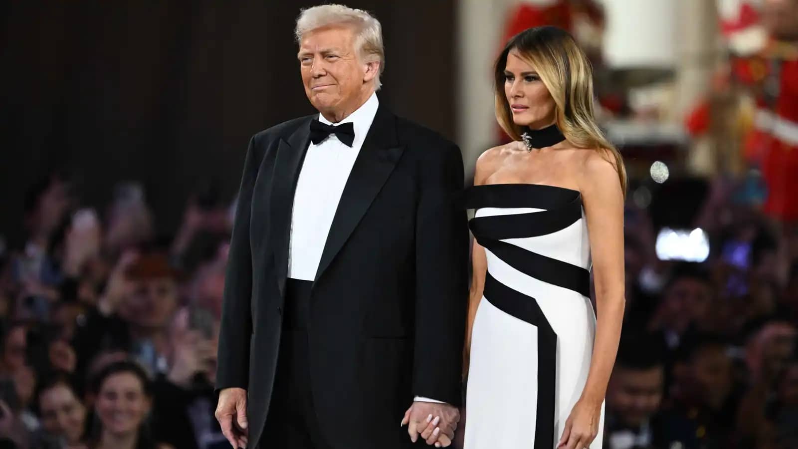 ميلانيا ترامب تقدم فستان حفل التنصيب لمتحف "سميثسونيان"