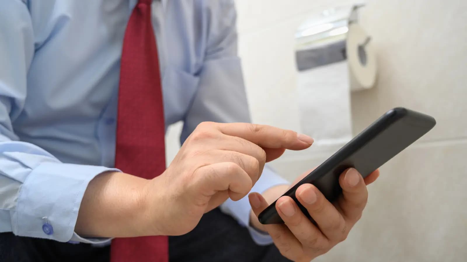 خبير أمني يحذّر من اصطحاب الهاتف إلى غرفة النوم ودورة المياه: قنابل موقوتة تهدد الخصوصية