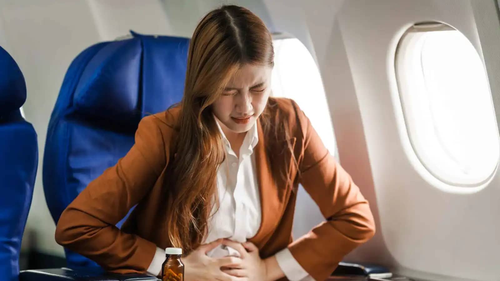 لماذا يسبب السفر جوا الانتفاخ والغازات؟