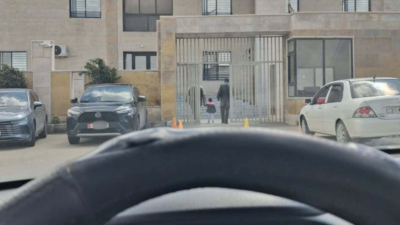 الدار - رصد - رصدت كاميرات مركبة حكومية (نمرة حمراء) وهي تقف أمام إحدى