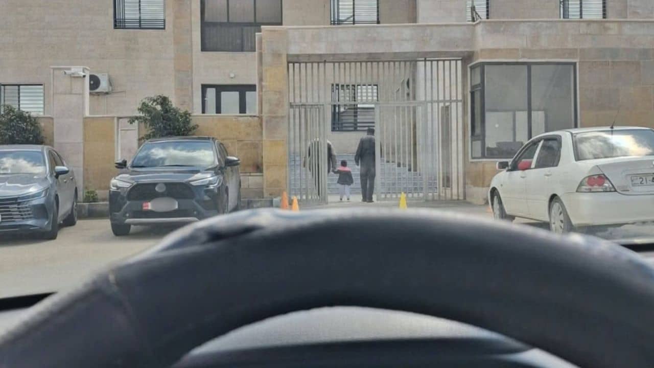 رصد مركبة حكومية توصل طفلا لمدرسة بعد ساعات من قرار رئيس الوزراء بترشيد النفقات