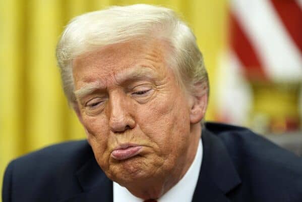 ترمب يتساءل عن سبب عدم "استسلام" إيران تحت الضغط الأمريكي