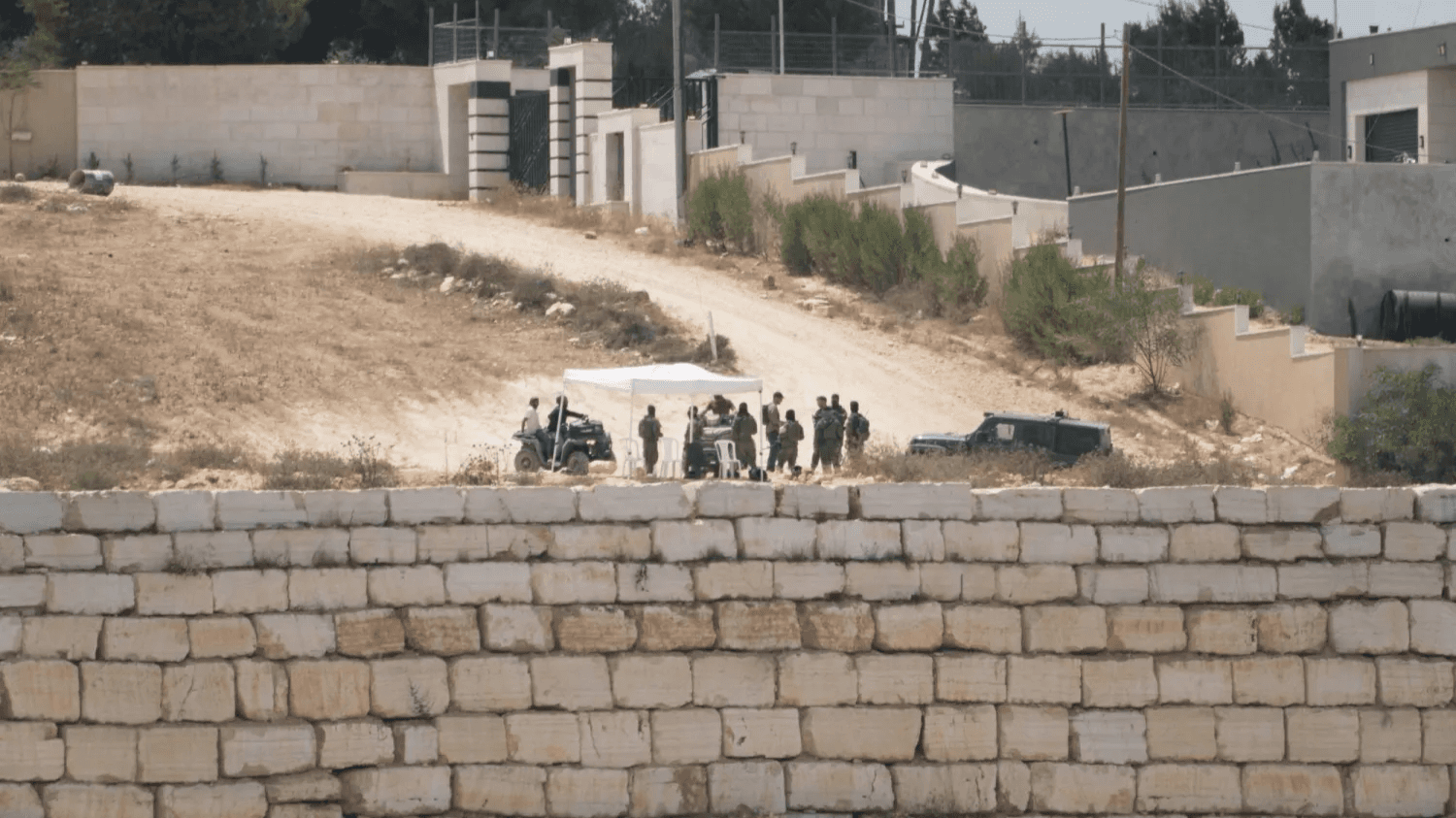 نقص حاد في الغذاء والدواء يهدد عائلات فلسطينية محاصرة في قصرة