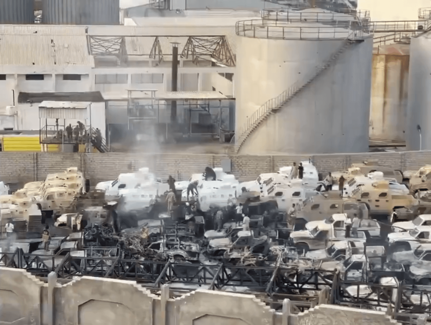 التحالف العربي يستهدف أسلحة في ميناء المكلا