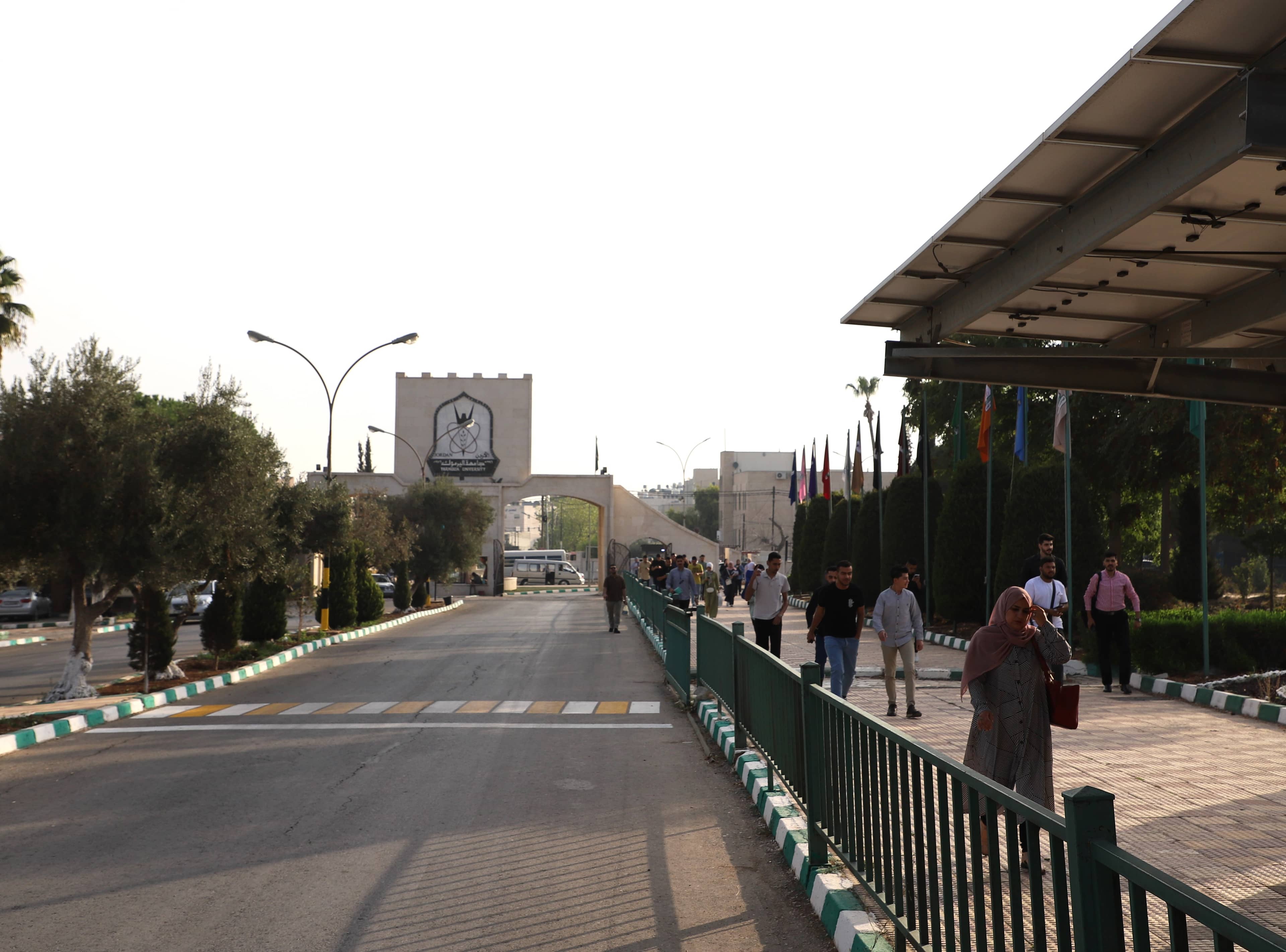 رئيس جامعة اليرموك لـ"عين": يمكن تخفيض رسوم بعض التخصصات